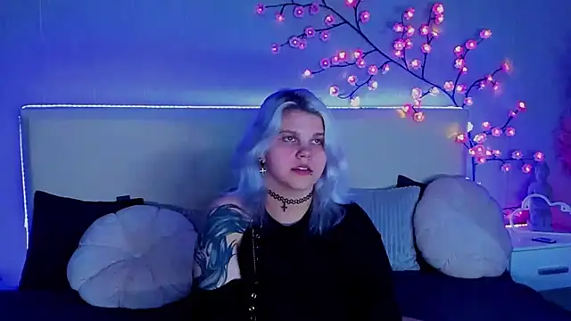 Snapshot of JoannLowe chatting on 09-30-25, 08:14 JoannLowe online show from 09-30-25, 08:14