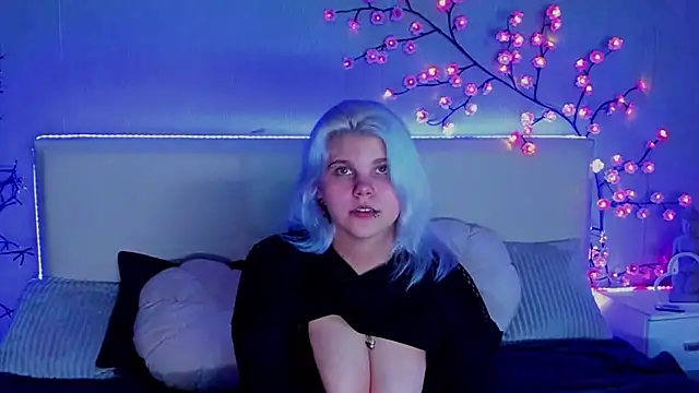 Snapshot of JoannLowe chatting on 10-20-25, 07:36 JoannLowe online show from 10-20-25, 07:36