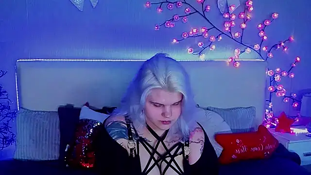 Snapshot of JoannLowe chatting on 12-14-25, 08:13 JoannLowe online show from 12-14-25, 08:13