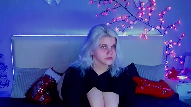 Snapshot of JoannLowe chatting on 12-22-25, 07:44 JoannLowe online show from 12-22-25, 07:44