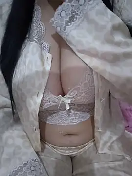 Snapshot of Liyan- chatting on 04-05-26, 01:58 Liyan- online show from 04-05-26, 01:58