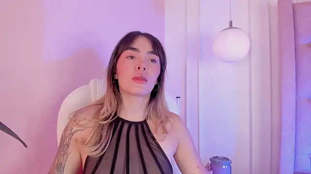 Snapshot of Lucy_Vega chatting on 11-19-25, 04:45 Lucy Vega online show from 11-19-25, 04:45