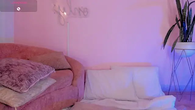 Snapshot of Lucy_Vega chatting on 11-20-25, 04:01 Lucy Vega online show from 11-20-25, 04:01