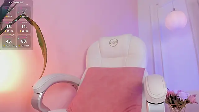 Snapshot of Lucy_Vega chatting on 11-21-25, 04:44 Lucy Vega online show from 11-21-25, 04:44