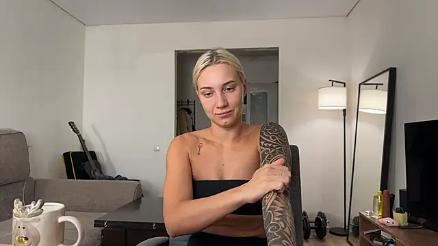 Snapshot of AnneBall chatting on 12-05-25, 05:05 AnneBall online show from 12-05-25, 05:05