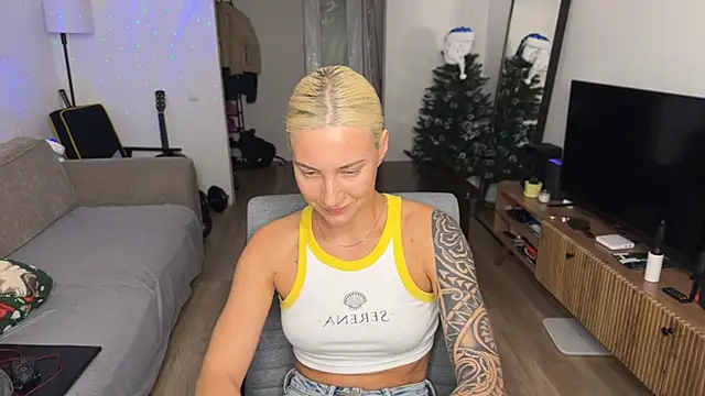 Snapshot of AnneBall chatting on 02-18-26, 06:15 AnneBall online show from 02-18-26, 06:15