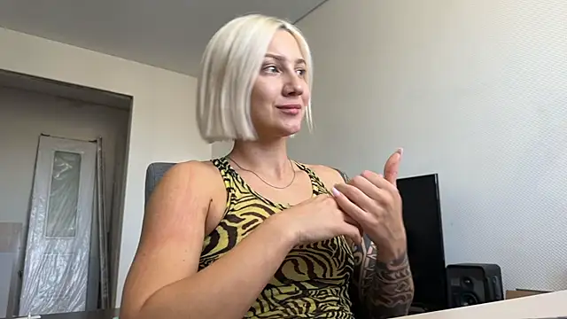 Snapshot of AnneBall chatting on 06-04-26, 08:20 AnneBall online show from 06-04-26, 08:20