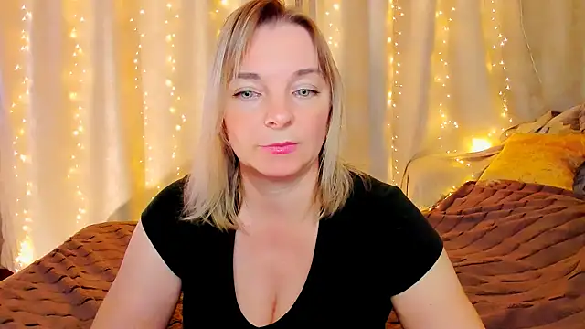 Snapshot of Regina__blue chatting on 10-28-25, 03:58 Regina blue online show from 10-28-25, 03:58