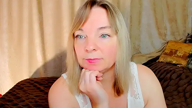 Snapshot of Regina__blue chatting on 11-16-25, 03:39 Regina blue online show from 11-16-25, 03:39