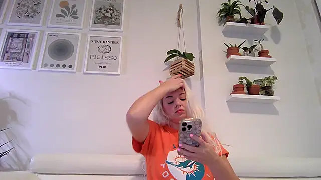 Snapshot of badblondebunny chatting on 02-07-26, 01:09 badblondebunny online show from 02-07-26, 01:09