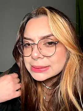 Snapshot of NatyOlson chatting on 10-26-25, 03:01 NatyOlson online show from 10-26-25, 03:01