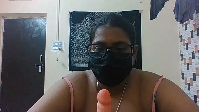 Snapshot of Hotmilfxox chatting on 06-20-26, 09:01 Hotmilfxox online show from 06-20-26, 09:01