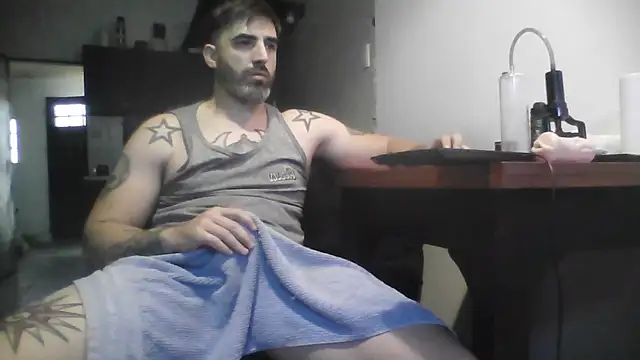 Snapshot of ozzypsico13 chatting on 10-26-25, 06:58 ozzypsico13 online show from 10-26-25, 06:58