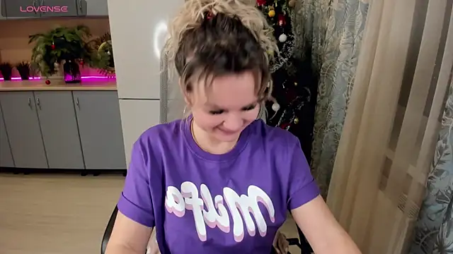 Snapshot of candy_queeen chatting on 12-21-24, 07:38 candy queeen online show from 12-21-24, 07:38