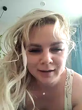 Snapshot of candy_queeen chatting on 02-26-25, 04:47 candy queeen online show from 02-26-25, 04:47