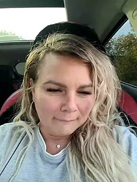 Snapshot of candy_queeen chatting on 09-20-25, 11:22 candy queeen online show from 09-20-25, 11:22