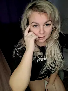 Snapshot of candy_queeen chatting on 10-27-25, 05:55 candy queeen online show from 10-27-25, 05:55