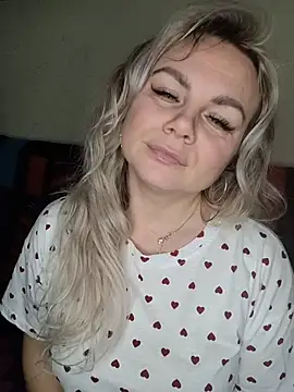 Snapshot of candy_queeen chatting on 11-22-25, 06:12 candy queeen online show from 11-22-25, 06:12