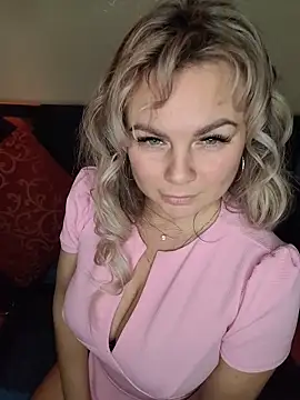 Snapshot of candy_queeen chatting on 11-23-25, 02:33 candy queeen online show from 11-23-25, 02:33