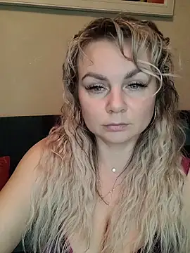 Snapshot of candy_queeen chatting on 11-28-25, 03:14 candy queeen online show from 11-28-25, 03:14