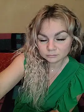 Snapshot of candy_queeen chatting on 12-04-25, 02:43 candy queeen online show from 12-04-25, 02:43