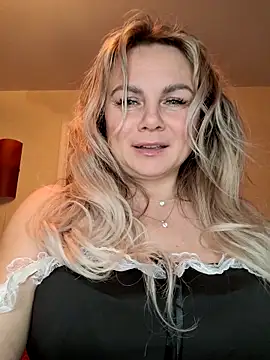 Snapshot of candy_queeen chatting on 12-13-25, 10:15 candy queeen online show from 12-13-25, 10:15