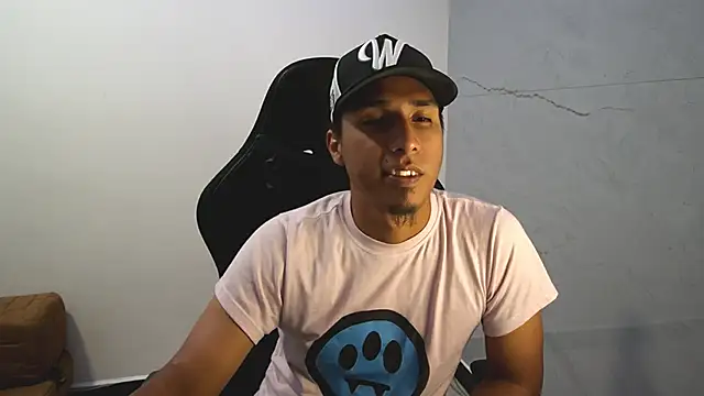 Snapshot of michaelhotbbc chatting on 09-29-25, 03:55 michaelhotbbc online show from 09-29-25, 03:55