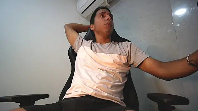 Snapshot of michaelhotbbc chatting on 10-12-25, 02:43 michaelhotbbc online show from 10-12-25, 02:43