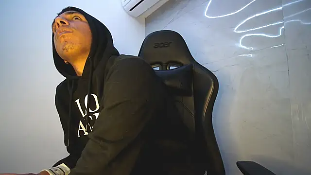 Snapshot of michaelhotbbc chatting on 10-15-25, 03:50 michaelhotbbc online show from 10-15-25, 03:50