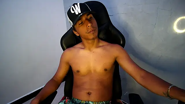 Snapshot of michaelhotbbc chatting on 10-20-25, 03:40 michaelhotbbc online show from 10-20-25, 03:40