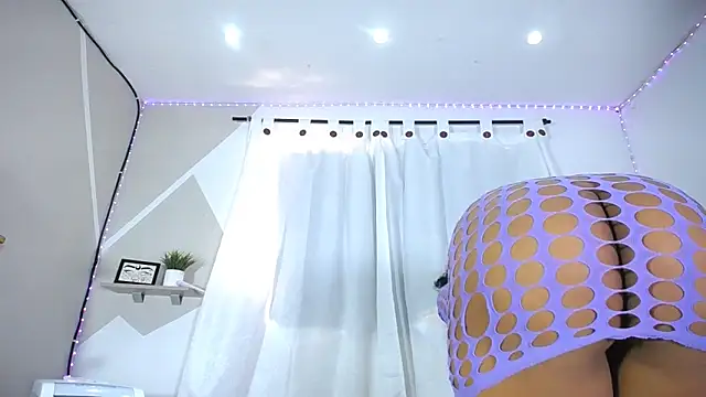 Hillary queen online show from 02-20-25, 03:41