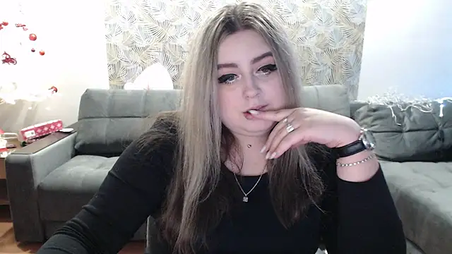 TiffaniYW online show from 12-29-24, 08:26