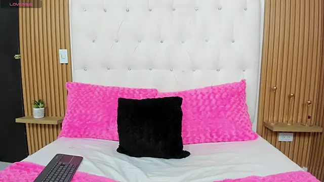 Snapshot of MartinaWestt chatting on 07-01-26, 01:07 MartinaWestt online show from 07-01-26, 01:07