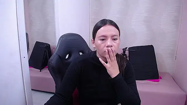 Snapshot of lauraguzman chatting on 02-10-25, 03:03 lauraguzman online show from 02-10-25, 03:03