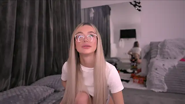 KylieJoyce online show from 10-28-25, 09:06