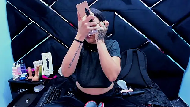 Snapshot of Sarah_Hornny chatting on 11-12-25, 04:24 Sarah Hornny online show from 11-12-25, 04:24