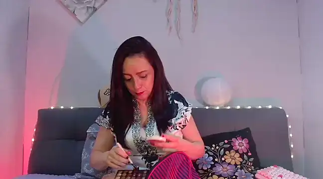 Snapshot of catalinamommyx chatting on 02-14-25, 06:23 catalinamommyx online show from 02-14-25, 06:23