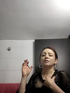 Snapshot of catalinamommyx chatting on 10-05-25, 04:00 catalinamommyx online show from 10-05-25, 04:00