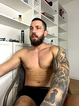 Snapshot of LoveIsBlind_ chatting on 10-04-25, 07:39 LoveIsBlind online show from 10-04-25, 07:39