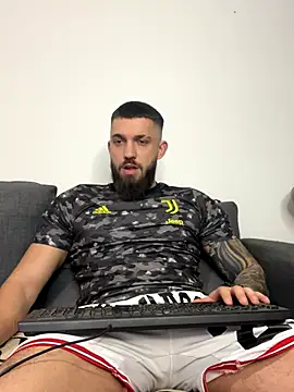 Snapshot of LoveIsBlind_ chatting on 10-31-25, 07:37 LoveIsBlind online show from 10-31-25, 07:37