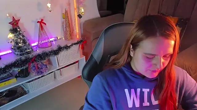 Snapshot of evy_orange1 chatting on 12-20-25, 03:35 evy orange1 online show from 12-20-25, 03:35