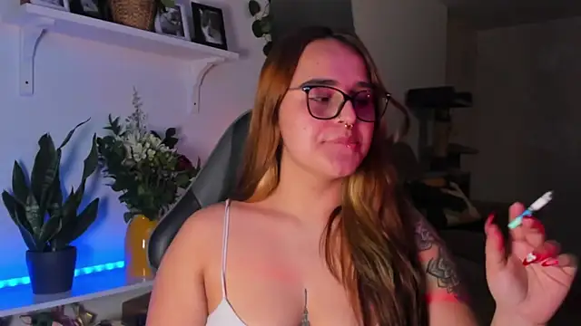 Snapshot of evy_orange1 chatting on 02-25-26, 03:16 evy orange1 online show from 02-25-26, 03:16