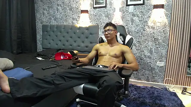 Snapshot of chriss_jones1 chatting on 09-23-25, 10:35 chriss jones1 online show from 09-23-25, 10:35