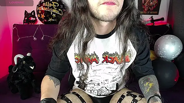 Snapshot of blckwolf_6 chatting on 12-17-24, 10:11 blckwolf 6 online show from 12-17-24, 10:11