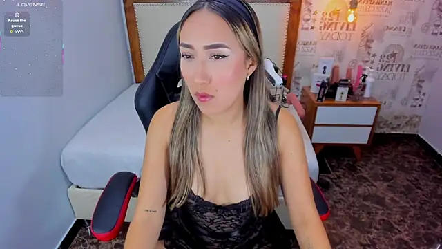 Snapshot of CAMILAGRAY chatting on 05-15-26, 07:21 CAMILAGRAY online show from 05-15-26, 07:21
