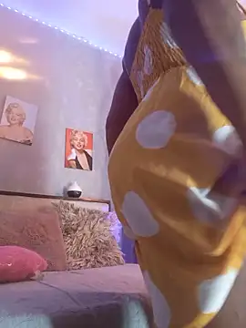 nahiarapalmer19 online show from 10-18-25, 10:54