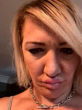 Snapshot of camdanz777 chatting on 09-18-25, 04:20 camdanz777 online show from 09-18-25, 04:20