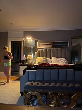 Snapshot of camdanz777 chatting on 10-17-25, 12:41 camdanz777 online show from 10-17-25, 12:41