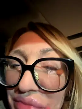 Snapshot of camdanz777 chatting on 10-28-25, 05:44 camdanz777 online show from 10-28-25, 05:44