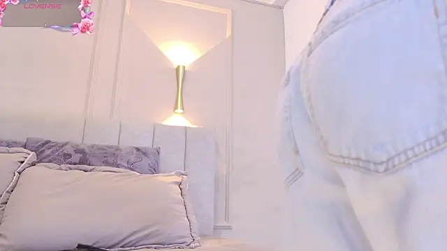 Snapshot of april_rousse chatting on 10-21-25, 12:06 april rousse online show from 10-21-25, 12:06